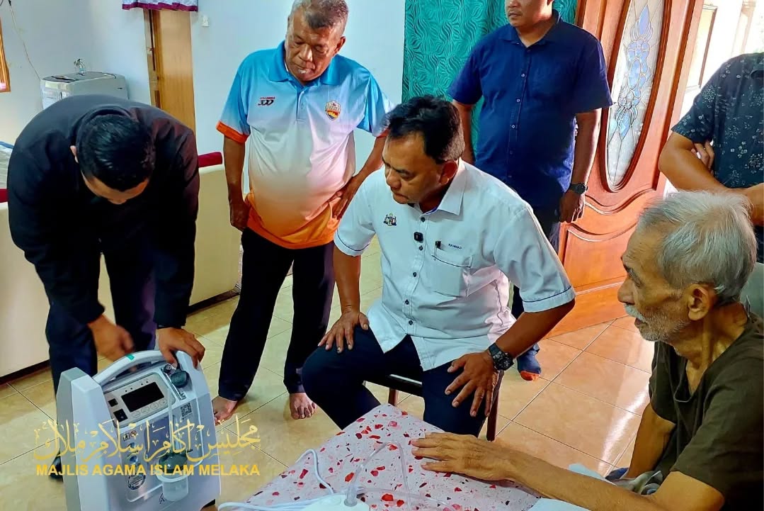 BSAT Bersama Timbalan Pengerusi MAIM Menyantuni Asnaf Menyumbang Sebuah Mesin Oksigen Berkapasiti 5 Liter